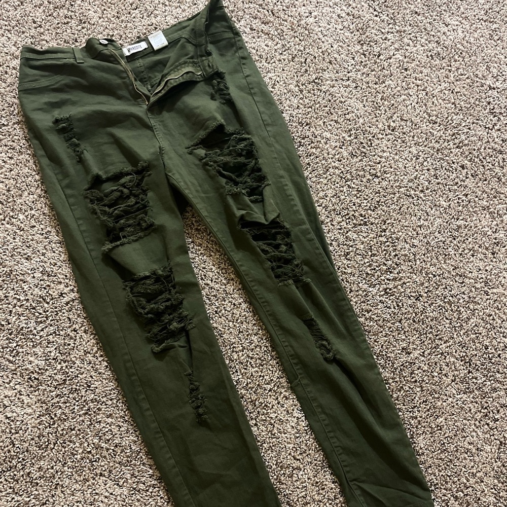 DARK GREEN RIPPED JEANS FROM FOREVER 21